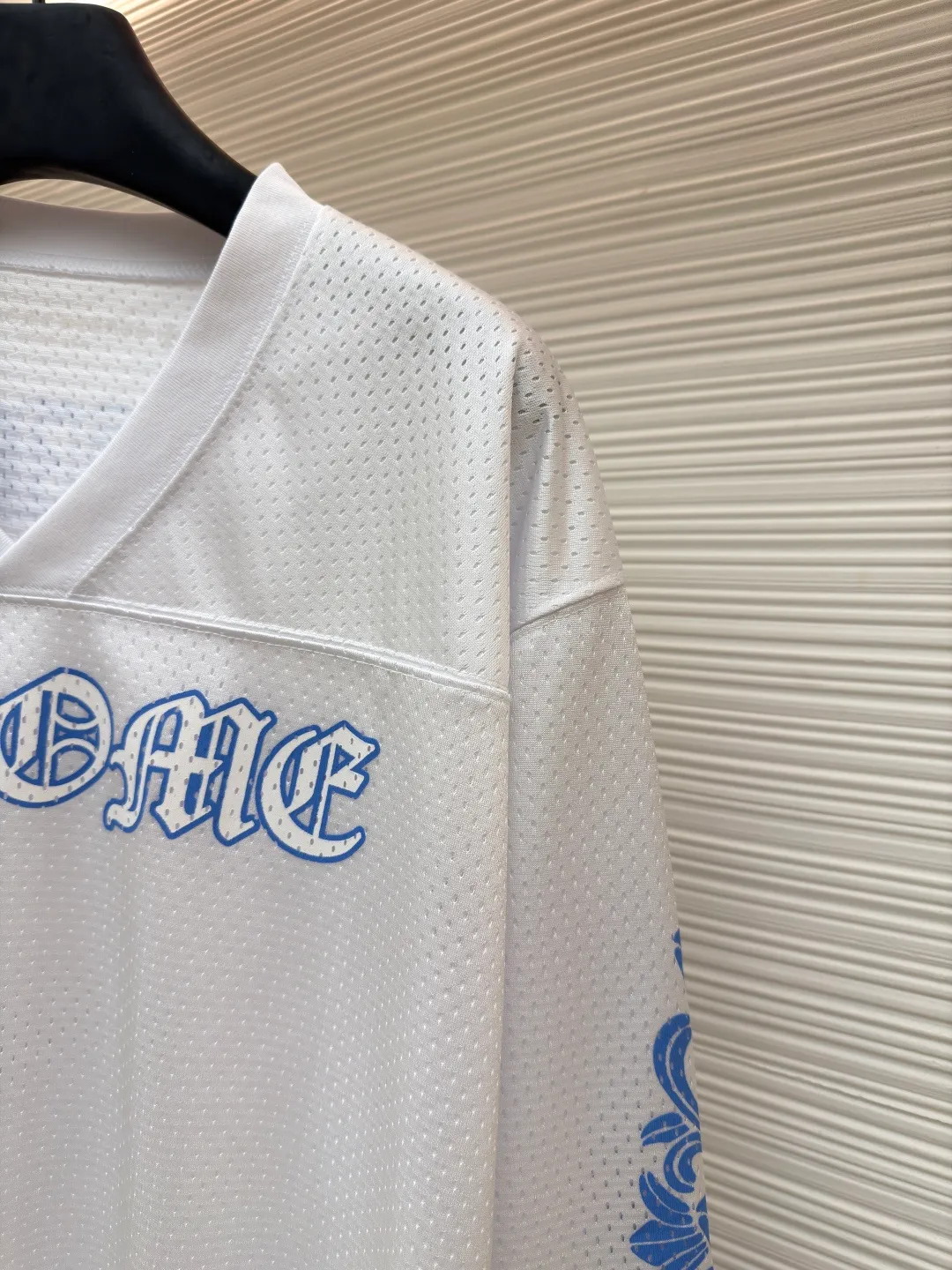 Chrome Hearts Glitter Hockey Jersey ●Item No.: 1681548-A35 ●Fabric: High-density 100D bird's eye fabric ●Technology: Mesh positioning production ●Color: White ●Version: Loose fit ●Weight: about 490 grams ●Size: S-M-L ●Description: YB open panel, custom dyed color, the highest version on the market. The fabric is made of high-density 100D bird's eye cloth. Double-sided mesh positioning is very time-consuming and the cost of labor loss is very high. It is not a single-layer thin transparent bottom junk product on the market. It has the same OS version for men and women. The overall wiring is straight and delicate, the fabric is comfortable and soft, and the color is consistent without color difference. It can be matched with the same style to create a fashionable look and control various occasions. Customized accessories, complete with three standards, same style for men and women!